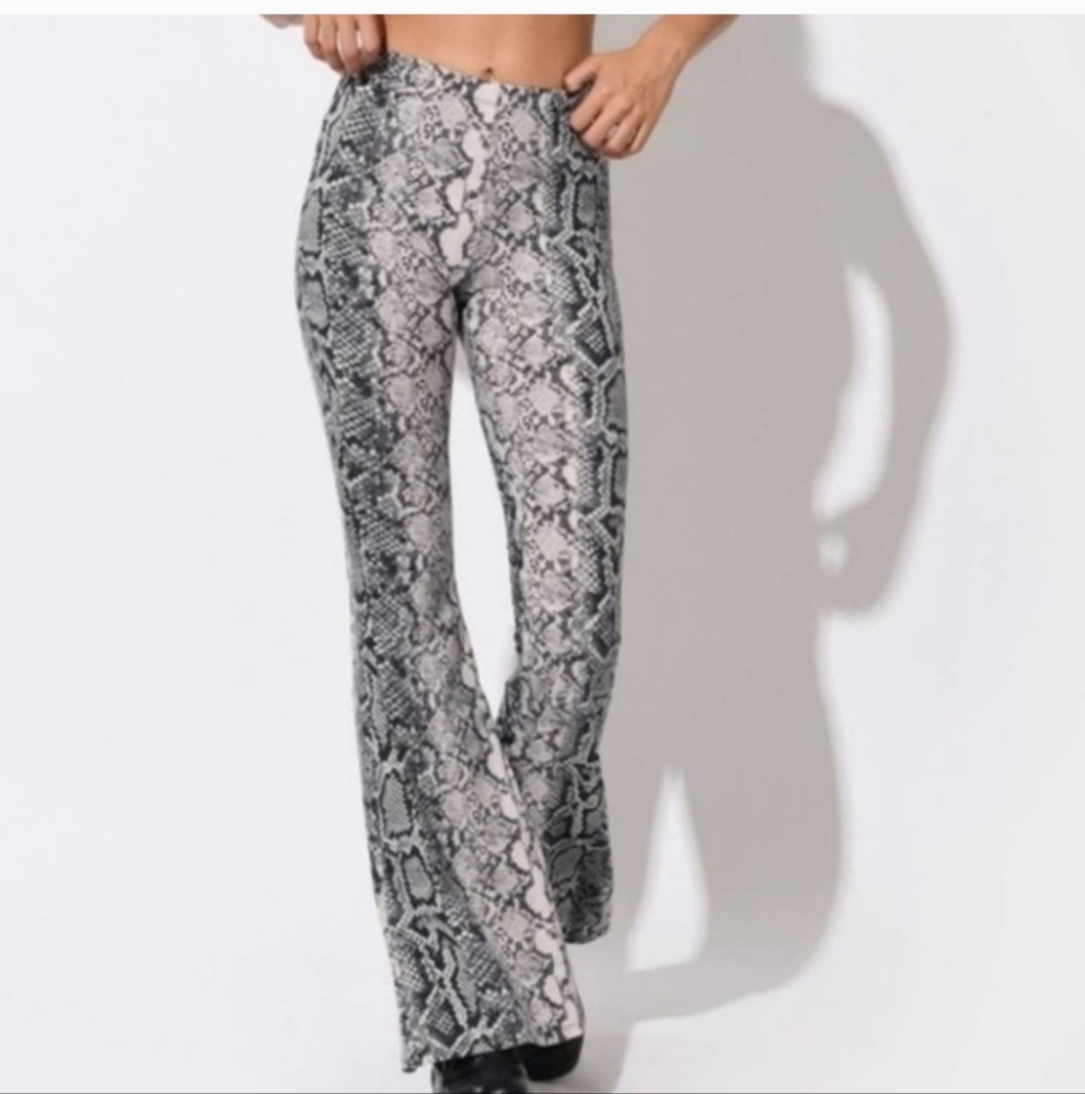 Blank NYC Snake Pattern Pull On Flare Leg Legging Pants